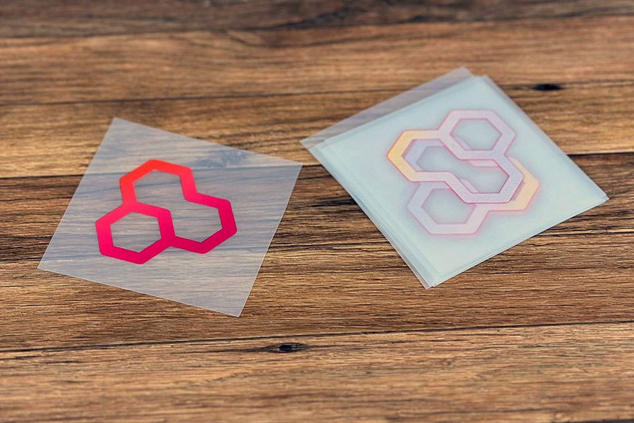 kleine digitale transfers (DTF) om bijvoorbeeld een borstlogo aan te brengen op katoenen kledingstukken met dekkende witte inkt achteraan